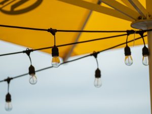Lampy kąpielowe: funkcjonalne oświetlenie łazienki i lustro
