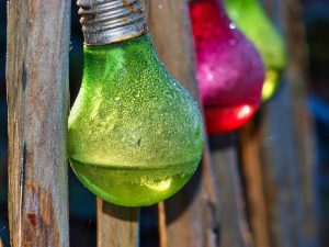 Oświetlenie w ogrodzie czyli jak zrobić lampy ogrodowe?