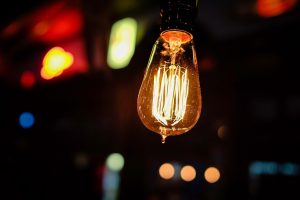 Czujnik ruchu przy lampie – co należy wiedzieć – jak podłączyć?