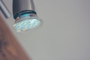 Lampy wiszące z materiałów naturalnych: piękno natury w oświetleniu