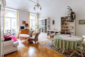 Jak wybrać oświetlenie do salonu? Lampy sufitowe i kinkiety komplety
