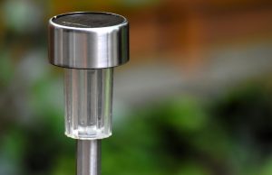 Lampy solarne – czy warto: lampa solarna zimą