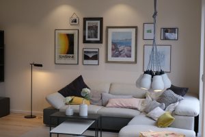 Oświetlenie a wystrój wnętrz – komplet lampa wisząca i stojąca