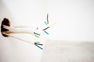 Rodzaje kontaktów elektrycznych i sposób ich montaż