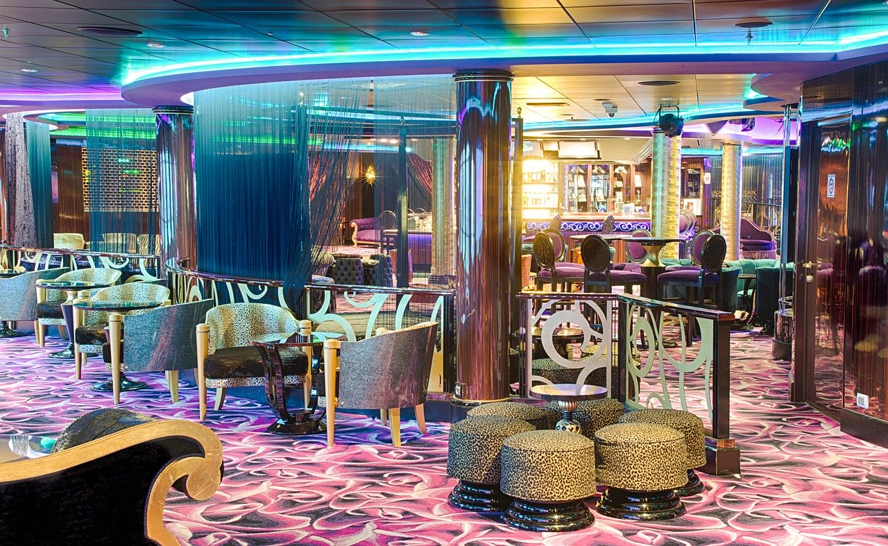 Pufa idealna do eleganckiego salonu – wybieramy model idealny