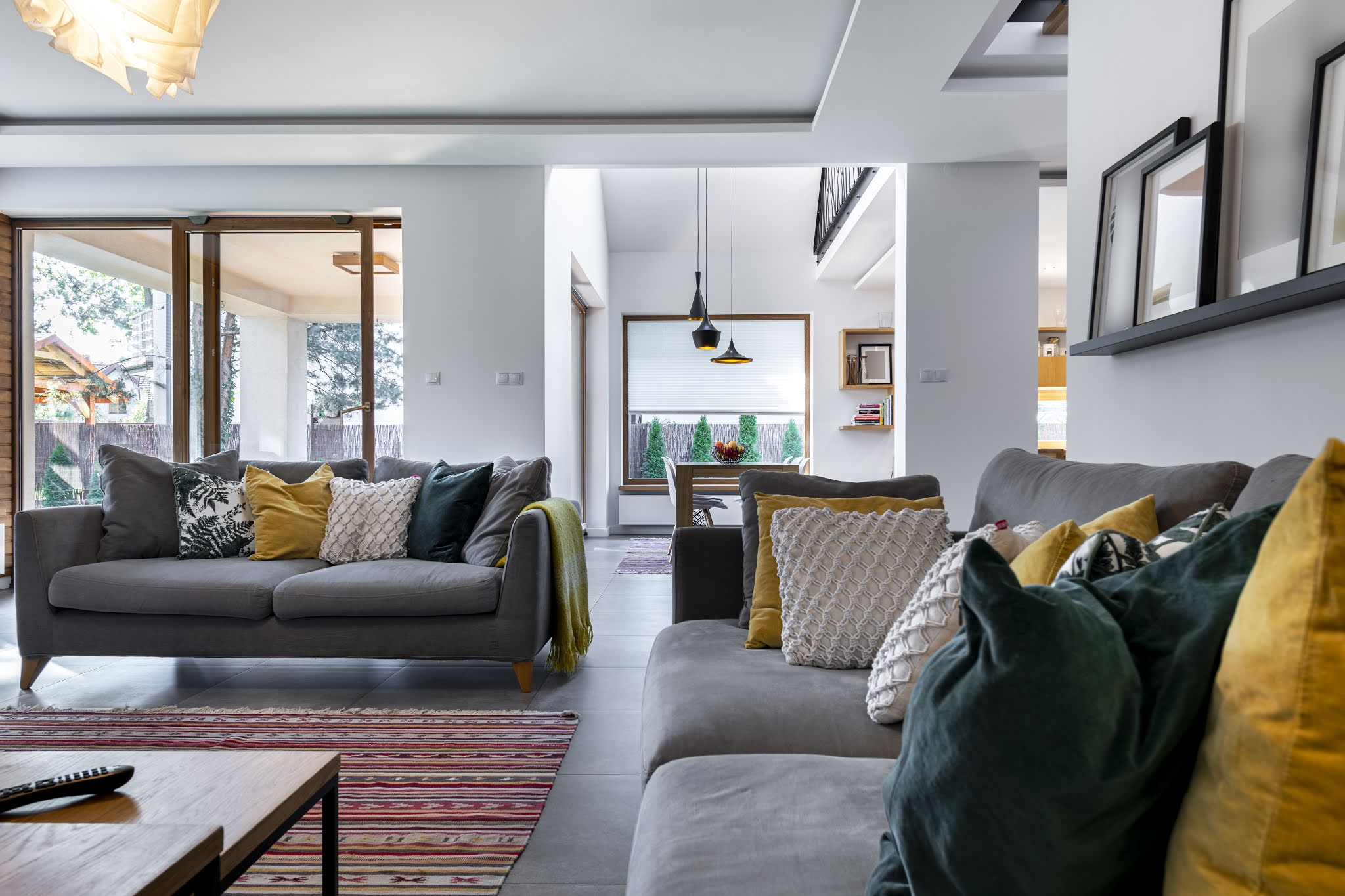 Wybieramy lampę do salonu – na co zwrócić uwagę podczas zakupów?