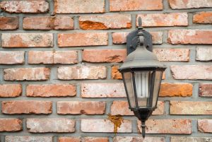 Zewnętrzne oświetlenie domu i ogrodu – jakie wybrać i jak rozmieścić lampy?