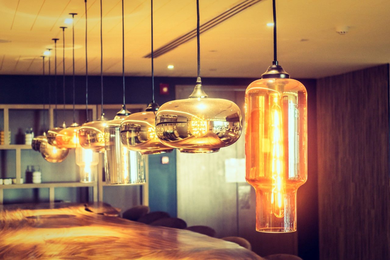 Wiszące lampy sufitowe – 3 modne propozycje do nowoczesnych wnętrz