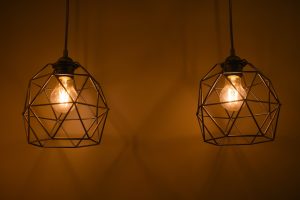 Jak prawidłowo dopasować lampy sufitowe do mieszkania? Podpowiadamy