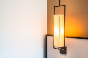 Kinkiet w salonie: przewodnik po stylach, montażu i oświetleniu dla wnętrza Twych marzeń