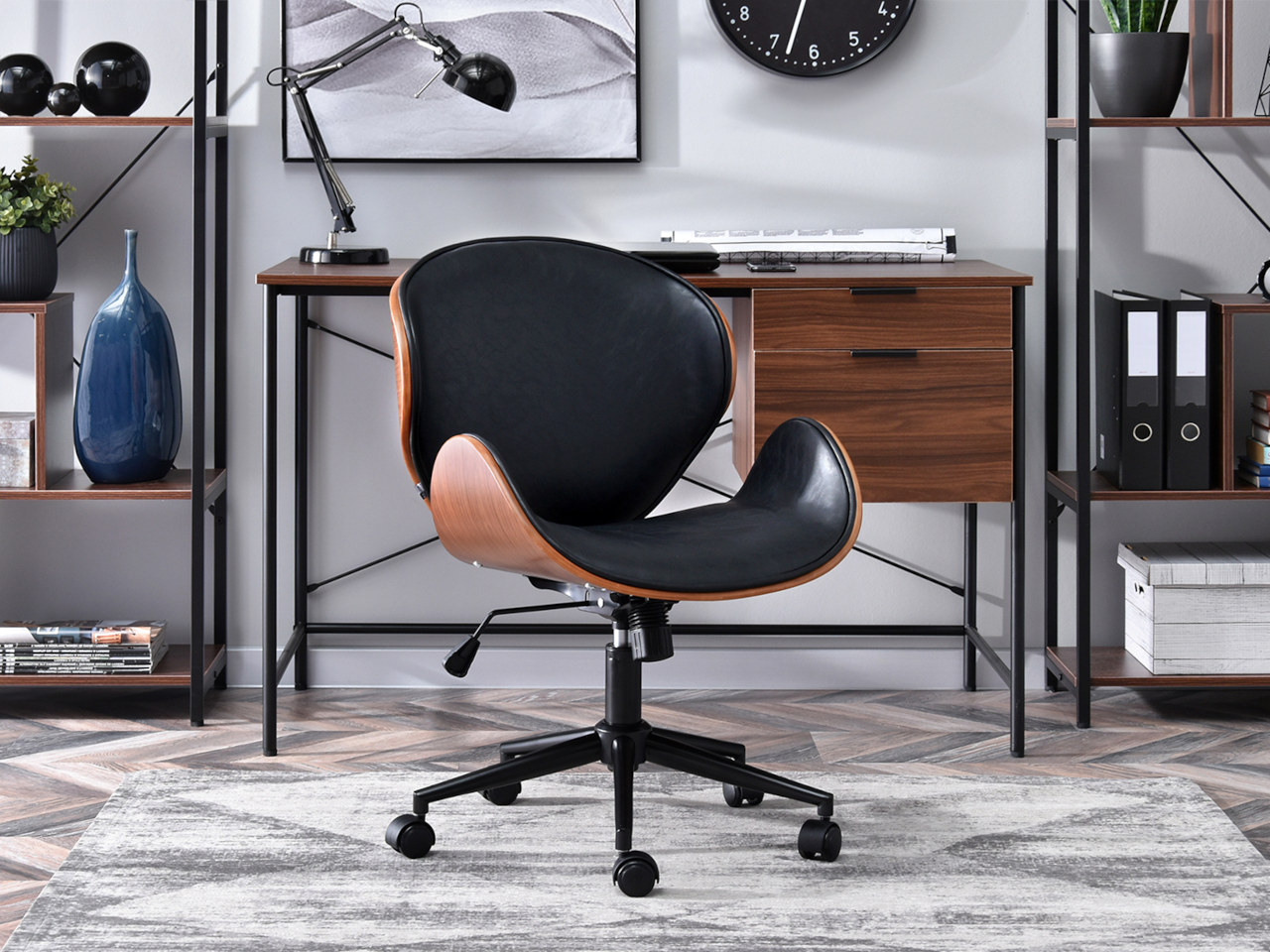 Wygodne krzesło biurowe – jak je wybrać, aby zapewnić sobie komfort podczas pracy?