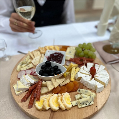 Deska serów i wędlin, czyli nowy trend na polskich stołach.