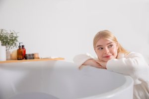 Małe wanny narożne – świetne remedium na brak miejsca w łazience