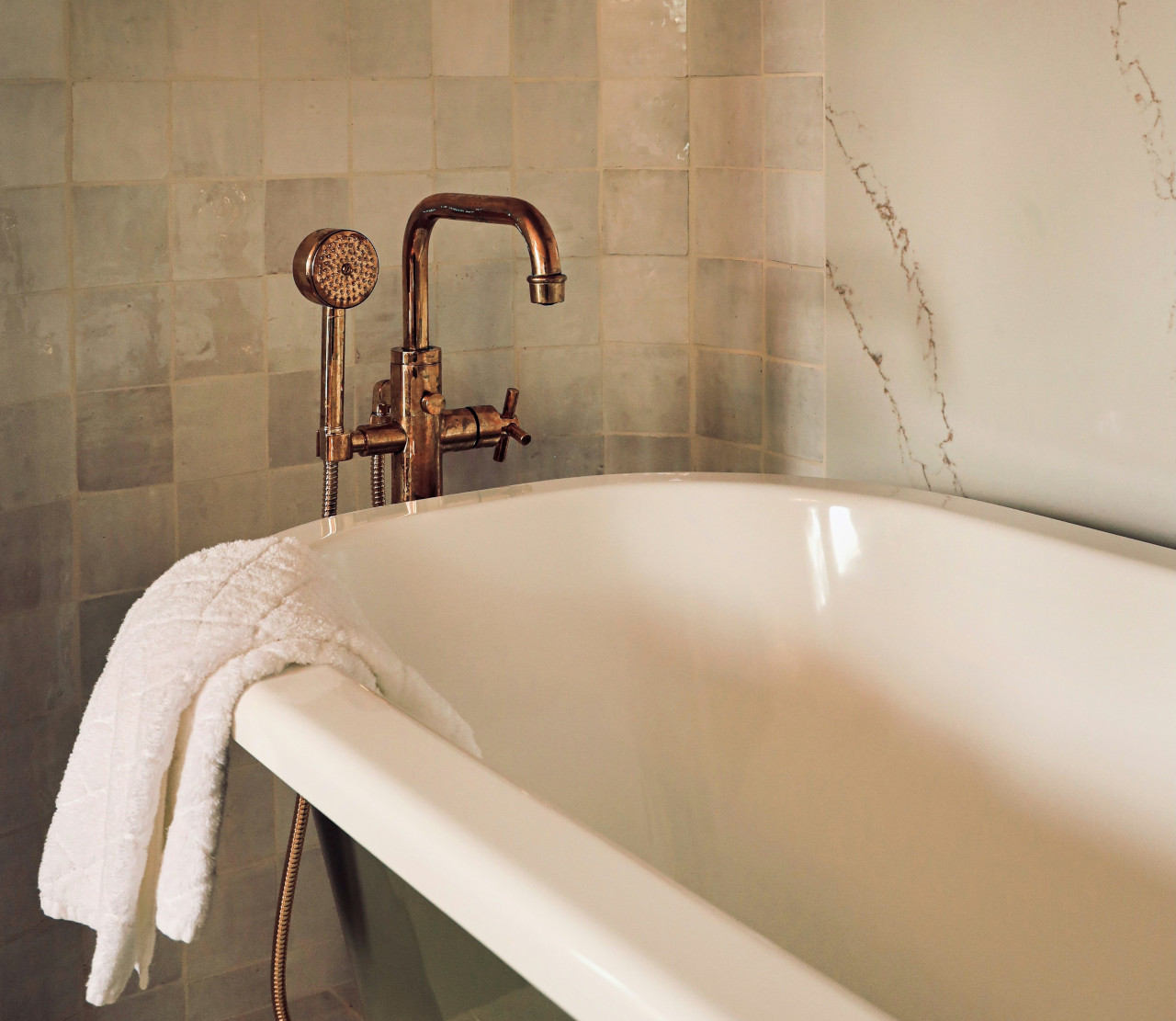 Baterie wannowe: Wybór między wolnostojącymi a ściennymi