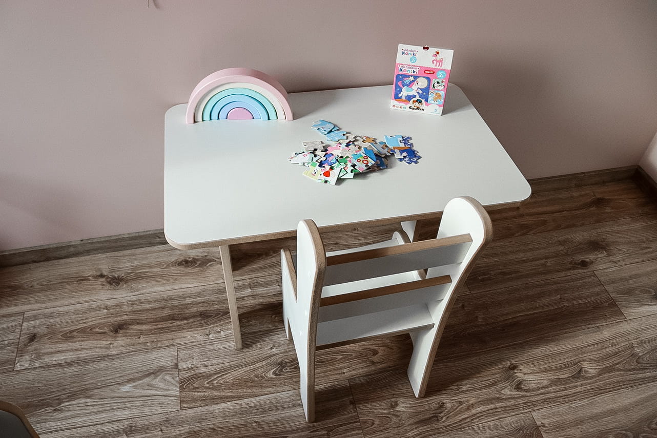 Stolik dla dziecka z krzesełkiem – kiedy ich zakup jest konieczny? Odpowiadamy!