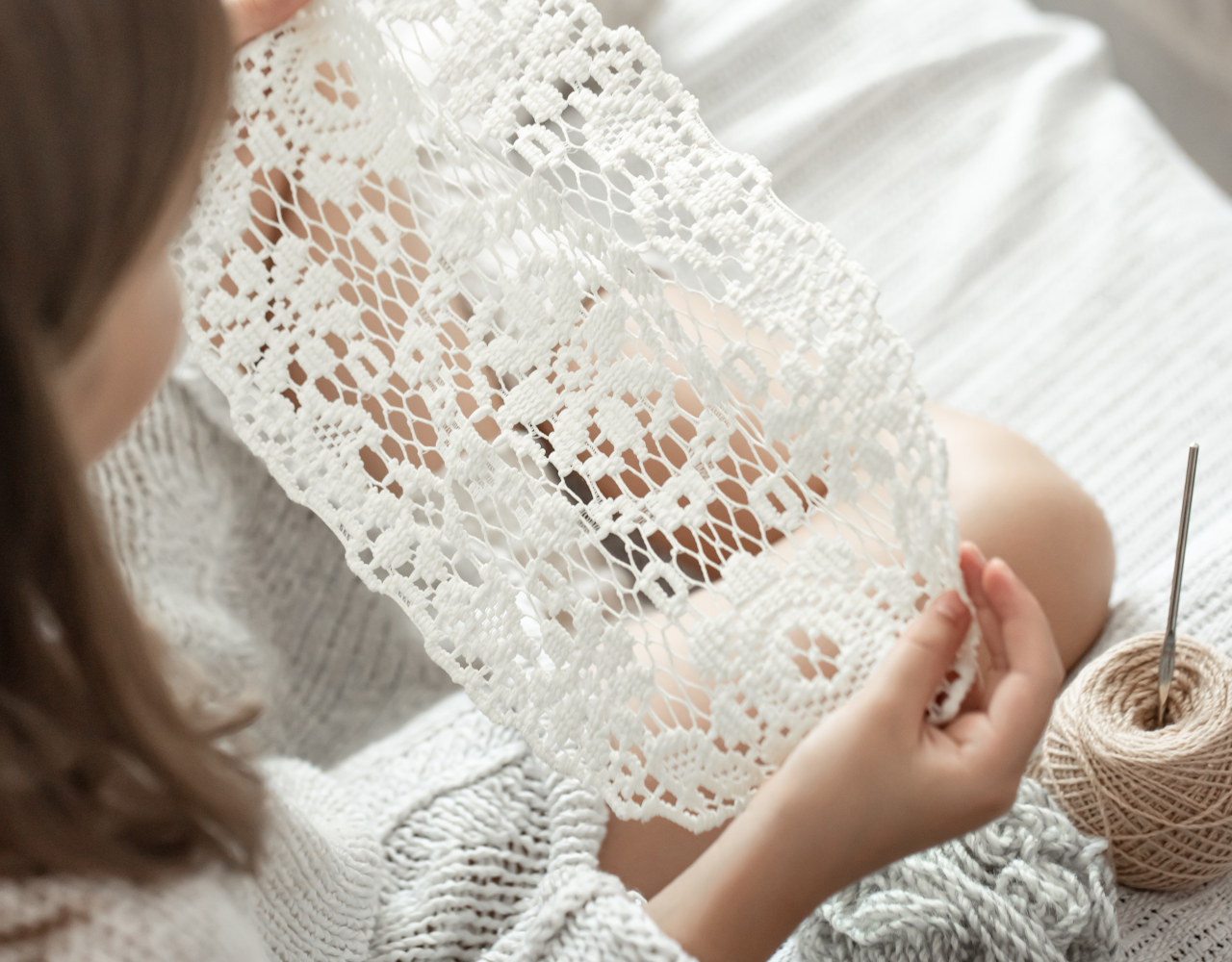 Gdzie sprawdzą się obrusy szydełkowe? Czym cechują się te tekstylia domowe?