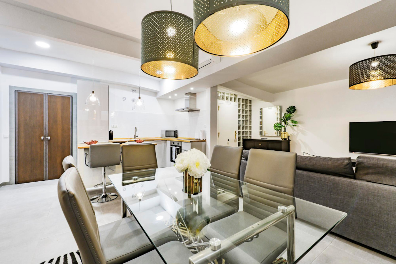 Aranżacja oświetlenia w salonie. Jak oświetlić salon? Inspiracje, porady i wskazówki