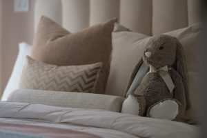 Czy łóżko w szafie to dobry pomysł w małym mieszkaniu?