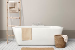 Wanna wolnostojąca w małej łazience – jak zaaranżować przestrzeń?
