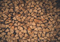 Jak prawidłowo układać drzewo do suszenia z myślą o palenisku ogrodowym?