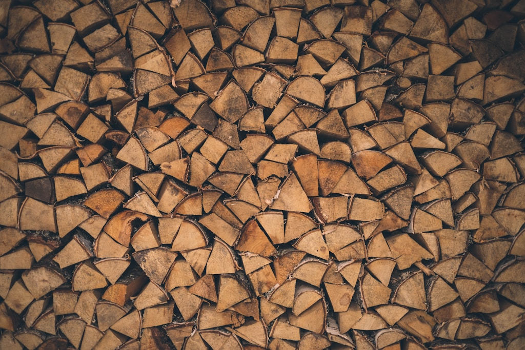 Jak prawidłowo układać drzewo do suszenia z myślą o palenisku ogrodowym?