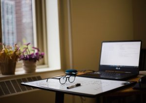 Jak skutecznie zorganizować szkolenia BHP online? Przewodnik po e-learningu w bezpieczeństwie pracy